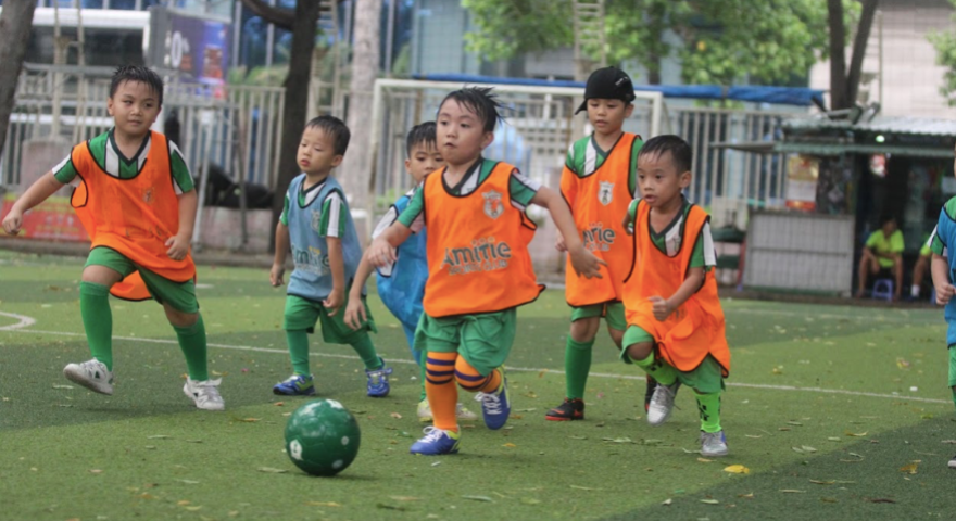 スポーツ教育で子どもたちの資質を育てる ベトナム最大のサッカースクール運営企業 海外インターンシップならタイガーモブ タイモブ Tiger Mov